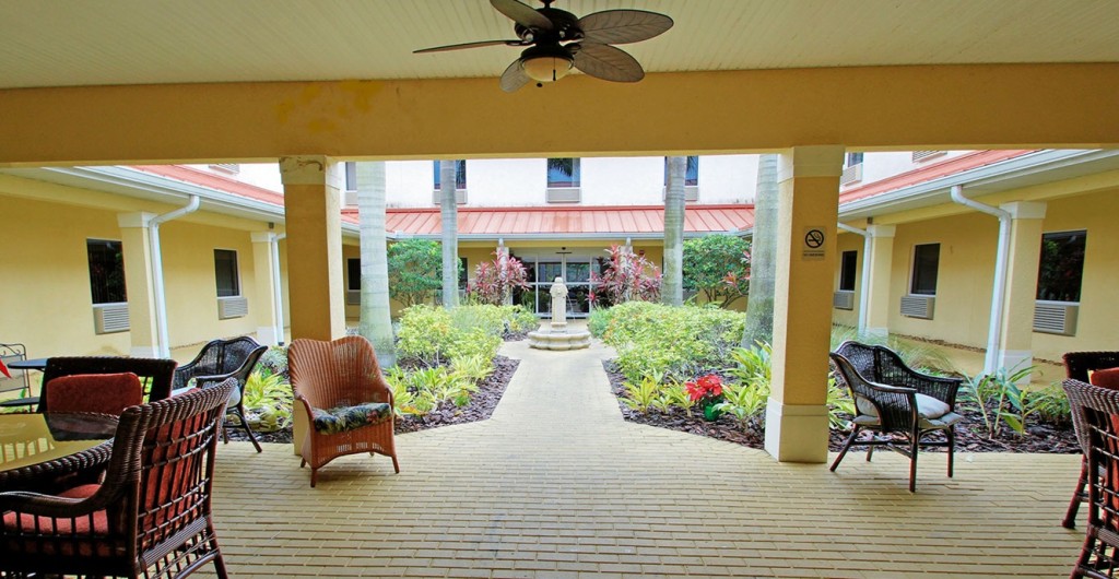 5608balmorallakeplacidfllobbycourtyard[1]