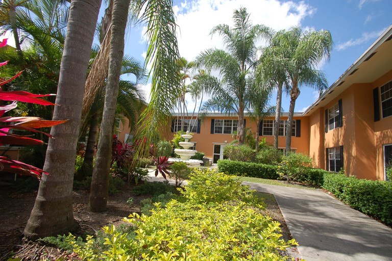 medium-delray-beach-senior-living-courtyard[1]
